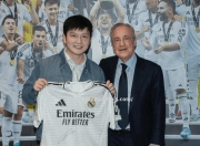 南宫娱乐-足球巨星频频亮相，球迷狂热追捧