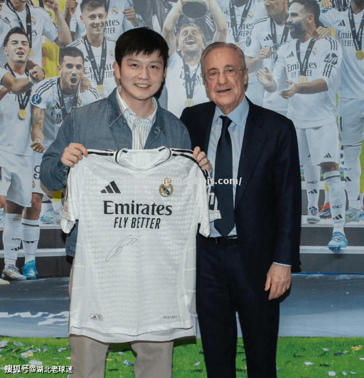 足球巨星频频亮相，球迷狂热追捧