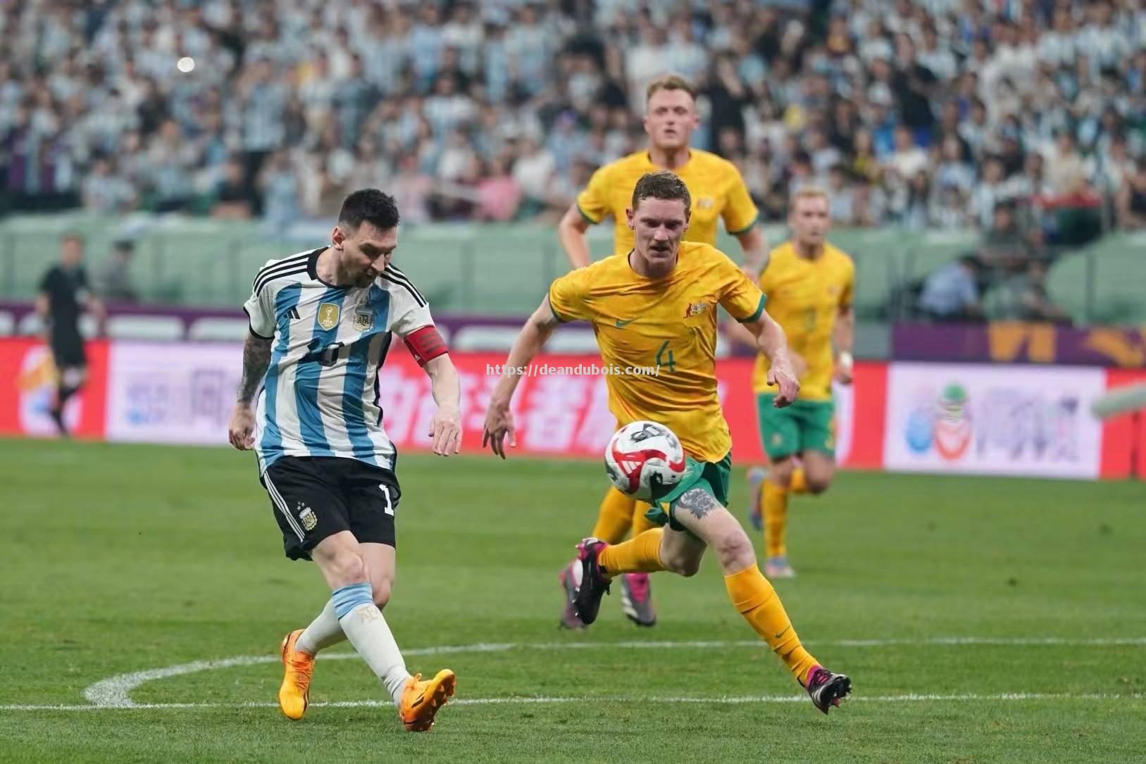 足球巨星频频亮相，球迷狂热追捧